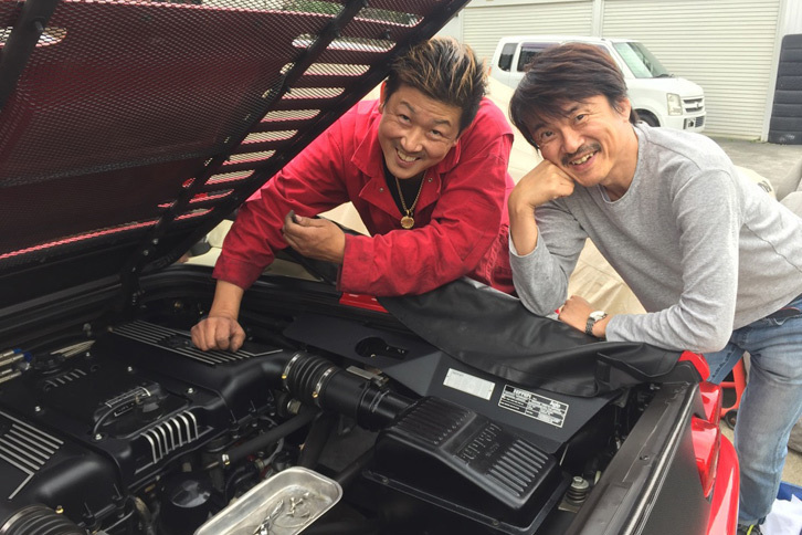 金髪リーゼントの酒井メカと筆者。