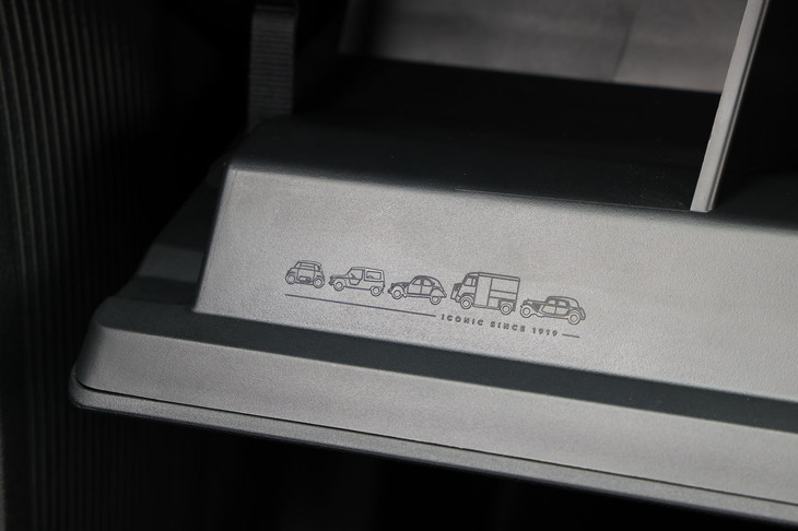 グローブボックスのリッドには「11CV（通称トラクシオンアヴァン）」や「Hトラック」「2CV」「メアリ」、そして最新BEV「アミ」と、シトロエン車のイラストが刻まれている。