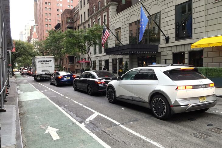 米ニューヨークのホテル街にて、信号待ちの列に並ぶ「テスラ・モデル3」と「ホンダ・アコード」「ヒョンデ・アイオニック5」。日本では地味な存在だが、韓国車は世界市場では日本車のバチバチのライバルだ。（2023年9月撮影）