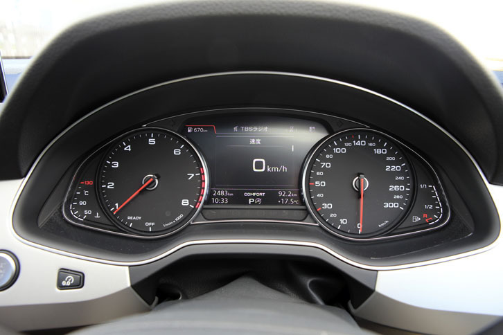 メーターは2眼式のアナログタイプ。パネル全体が12.3インチの液晶表示となる「アウディ バーチャルコックピット」もオプション設定される。