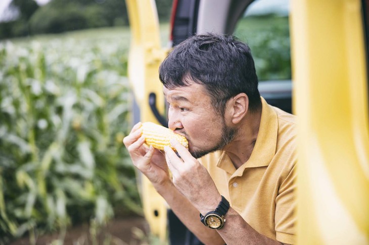 フルーツコーンの果汁が、口いっぱいに広がる。その甘さとみずみずしさは、野菜というより果物だ。