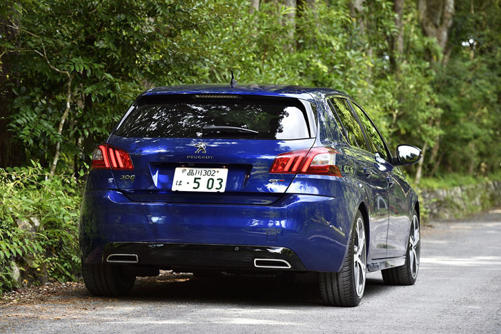 「308 GT BlueHDi」のリアビュー。左右に配置されたテールパイプがスポーティーな雰囲気を演出する。