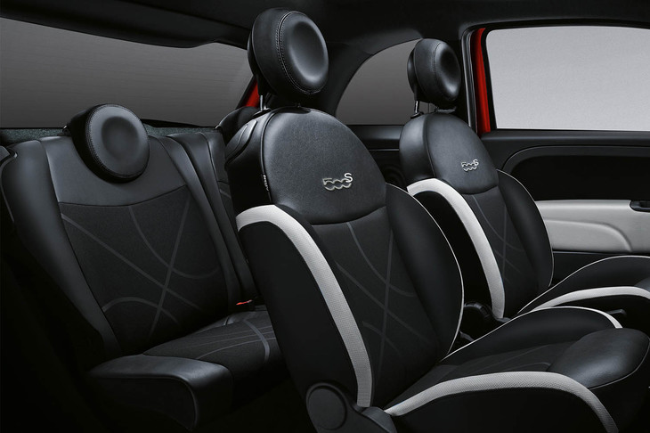 シートは異なる素材を組み合わせた「500Sマヌアーレ・ロッサ」専用デザインとなる表皮を採用している。