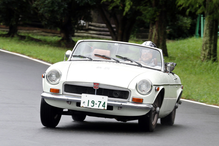 1974年「MGB」。北米市場で「ダットサン1600／2000ロードスター」のライバルだった一台。