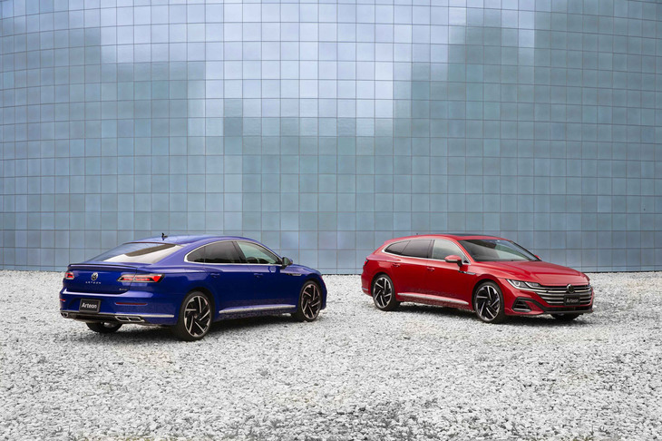 マイナーチェンジされた「フォルクスワーゲン・アルテオン」（左）と新たに導入された「アルテオン シューティングブレーク」（右）。