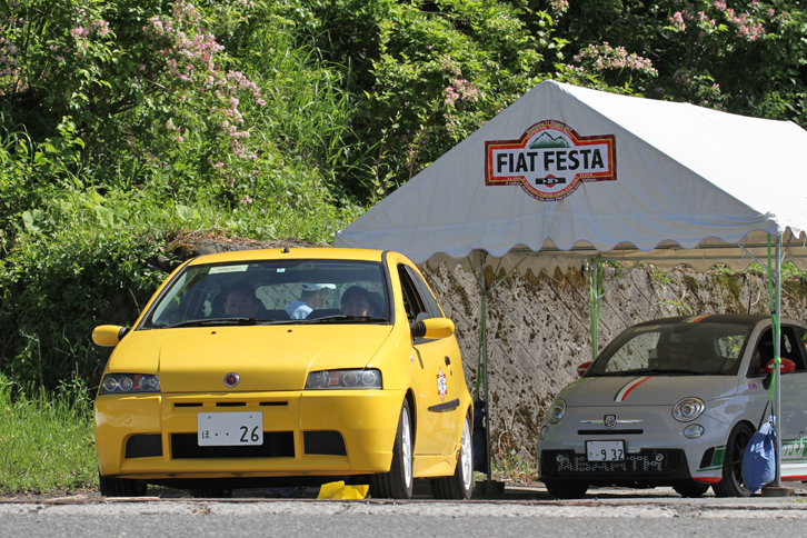24台が参加したトロフェオ・ラリーのスタート風景。前は「フィアット・プントHGTアバルト」、後ろは「アバルト595」。