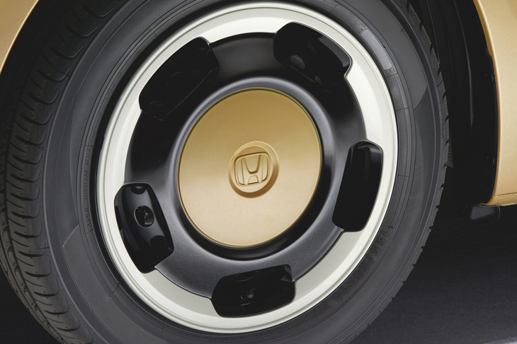 「オータムイエロー・パール」の外板色とコーディネートされた「N-BOXファッションスタイル」のホイール。