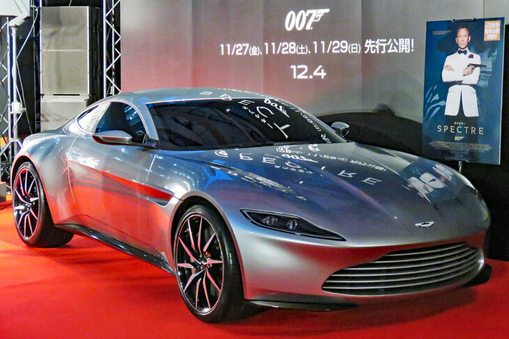 ときに「アストンのGTカーに似てる！」と指摘されることもある「フェラーリ・ローマ」。私（webCGほった）としては、「まぁ言われてみれば、ちょっと前の『DB9』と映画の劇中車『DB10』（写真）を足して2で割った感じがしないでもない……かも」といった程度の印象である。みんなちょっと、神経質すぎないか？