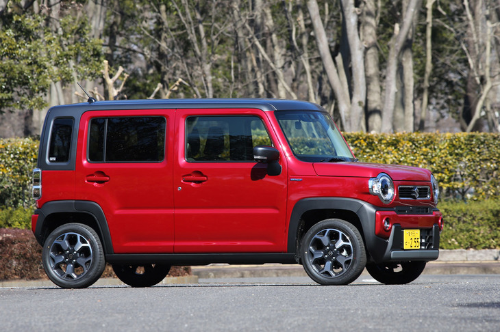 外装色は試乗車の「フェニックスレッドパール ガンメタリック2トーン」を含む、全11種類が用意されている。Cピラーが細く、新設されたリアクオーターウィンドウが初代モデルにはなかった新型「ハスラー」における外観上の特徴になっている。