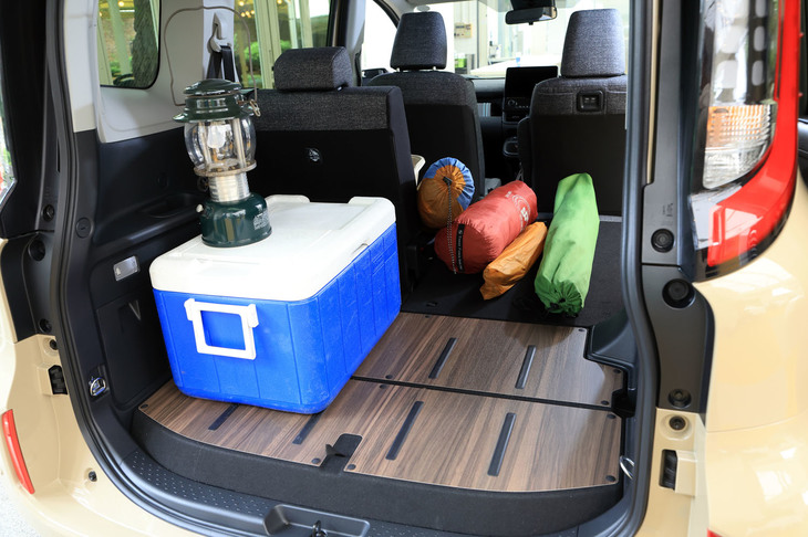 5人乗り仕様のラゲッジスペースは、7人乗り仕様のそれを超える広さに加え、2列目シート格納時にフラットな床面が得られる点も魅力だ。写真は用品装着車。