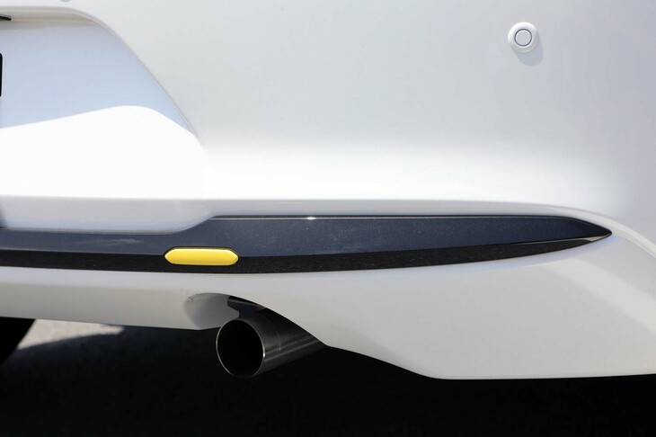 アクセントとなる六角形のドットは、フロントに加えてリアバンパーにも配されている。