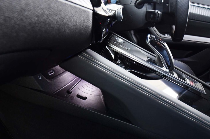 スロープ状のセンターコンソールの前方下段は、スマホの非接触充電機能を持つトレーになっている。