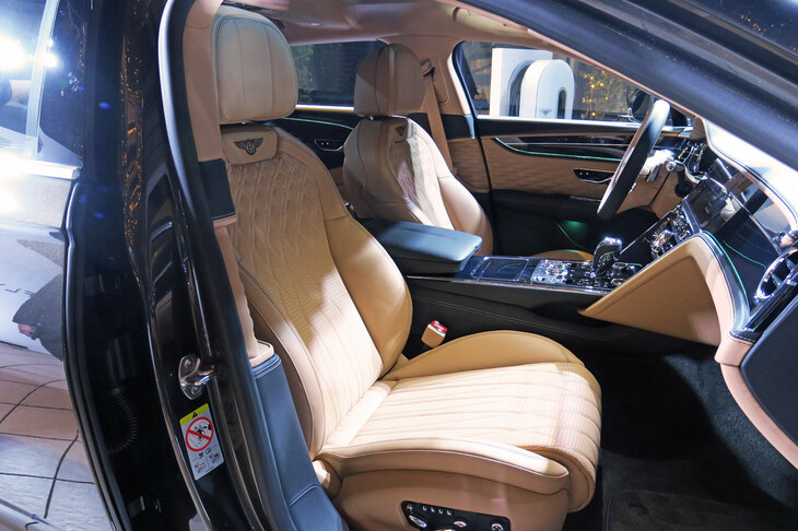 ベントレー・フライングスパー ハイブリッド（フロントシート）
