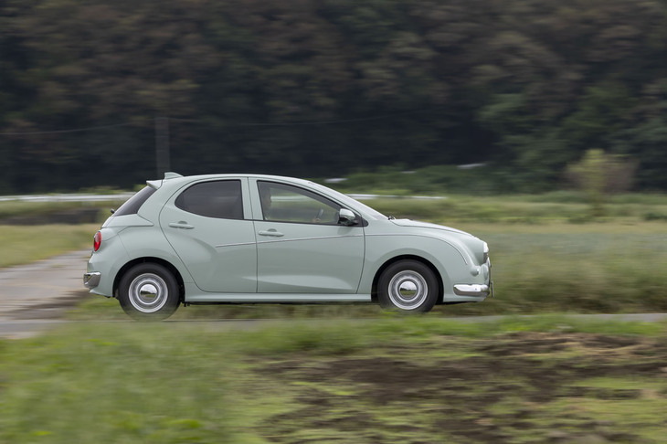ベース車両が長く親しんできた「日産マーチ」から「トヨタ・ヤリス」へ。全長×全幅×全高＝4090×1695×1500mmのボディーサイズはヤリスよりも150mm長い。