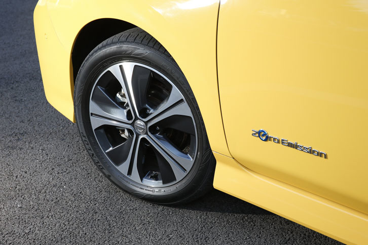 テスト車「リーフG」の17インチアルミホイール。「ダンロップ・エナセーブEC300」タイヤが装着されていた。