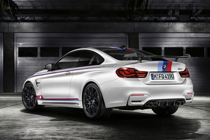 ボディーサイドやルーフ、トランクリッドのMストライプとリアウイングが、ただ者ではない印象を与える。