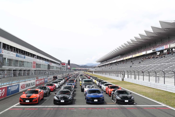 「シボレーファンデー2019」では富士スピードウェイのレーシングコースにおいて、新旧合わせて135台のシボレーが参加するパレードランを実施した。