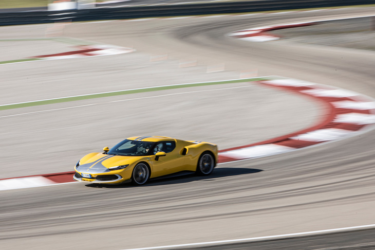 「296GTB」は従来モデルよりホイールベースを50mm縮小。新しい空力デバイスや、新開発の6ウェイ・シャシーダイナミックセンサーを軸とした電子制御システムとも相まって、非常に高い運動性能を実現している。