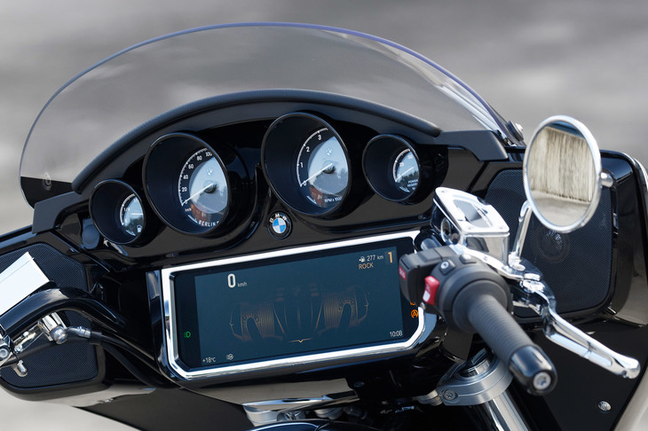 カウルの内側には、クラシックな意匠の4連メーターと10.25インチの巨大なTFT液晶ディスプレイ、そしてスピーカーが装備される。