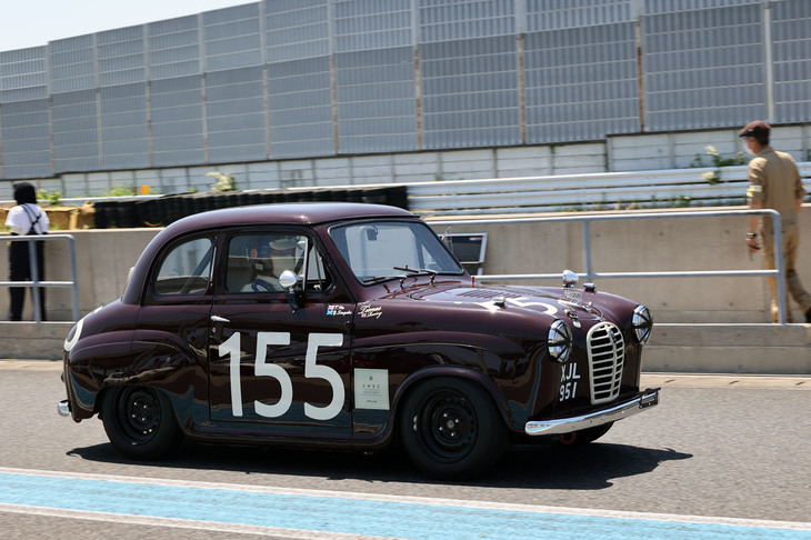 ドライバー交代を終えてピットアウトしていく1956年「オースチンA30」は7位。