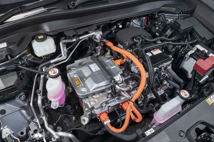 フロントアクスルに積まれる駆動用モーターは最高出力203PSと最大トルク300N・mを発生。過度な加速力よりもドライバーの意図に呼応する自然なフィーリングを目指している。