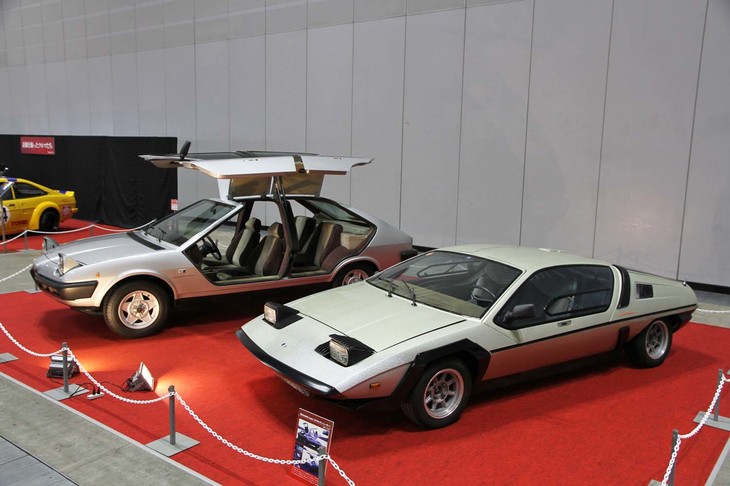 特別展示車両であるカロッツェリア・ミケロッティがデザインしたコンセプトカー2台。手前の「レーザー」はミドシップスポーツである「マトラM530」がベースで、1971年のジュネーブモーターショーでデビュー。奥の「ミザール」は「ランチア・ベータ」がベースで、1974年のトリノモーターショーでお披露目された。