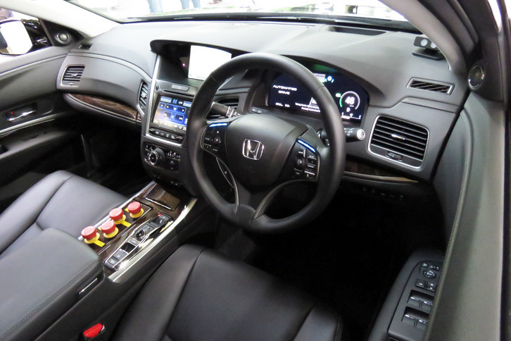 専用のインターフェイスが搭載されたインストゥルメントパネルまわり。ドライバーに自動運転システムの作動状態を知らせる各種表示機能に加え、中央上段のカーナビ画面の付近には、ドライバーの状態を監視するカメラが追加されている。