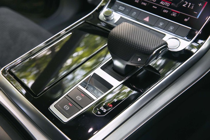トランスミッションは8段AT。シフトレバー周辺には電動パーキングブレーキのスイッチのみレイアウトされている。