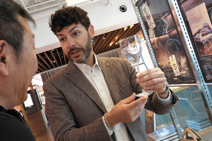 ワイングラス「Alta Langa Terra」を手に、イタルデザインのフィロソフィーを説明するフィオレンツォ・ピラッチ氏。自動車以外のプロダクトにおける、ビジネス開発を担う人物だ。