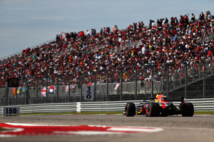 レッドブルのフェルスタッペン（写真）は、予選Q1中に縁石に乗りすぎてサスペンションを壊しQ2で出走できず、ギアボックス交換も行ったことで18番グリッドと後方からスタート。しかしそこからの挽回は見事なもので、1周して9位、7周目には4番グリッドのチームメイト、ダニエル・リカルドの後ろの5位まで順位を上げていた。リカルドがメカニカルトラブルでリタイアし4位を引き継ぐと、バルテリ・ボッタスに対するアンダーカットを成功させ、レース終盤には2位に。一番硬めのソフトタイヤを履いていたライバルより、一段やわらかいスーパーソフトタイヤでのロングランでそのポジションを守り切った。優勝したライコネン、3位に終わったハミルトンという新旧王者に挟まれた、次世代のチャンピオン有力候補の好走だった。（Photo=Red Bull Racing）