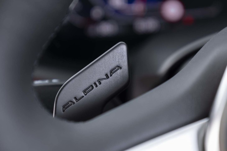 ステアリング裏のボタンで手動変速するスイッチトロニックが標準装備で、シフトパドルはオプションとなる。左右とも「ALPINA」ロゴが刻まれる。