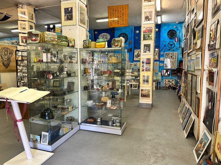 展示室。歴代のカタログから販促用ノベルティーまで、ひたすら収集されている。 
