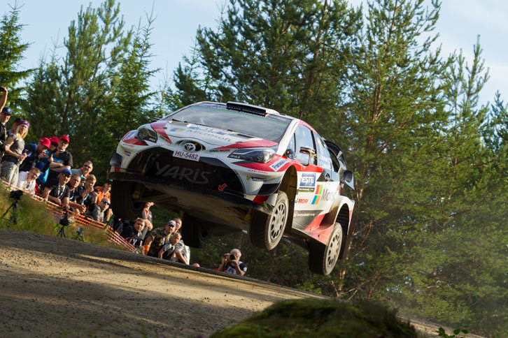 ラリー・フィンランド名物である豪快なジャンプを決めるユホ・ハンニネン。