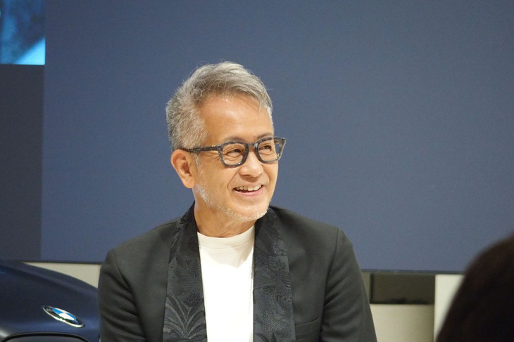 「BMW X7ブラックアルファ」のトークライブにゲストとして参加した演出家の宮本亞門氏。