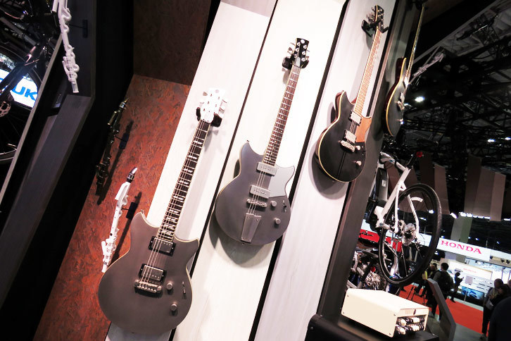 今回のモーターショーのために特別に仕立てられた、“カフェレーサー”風のギター。