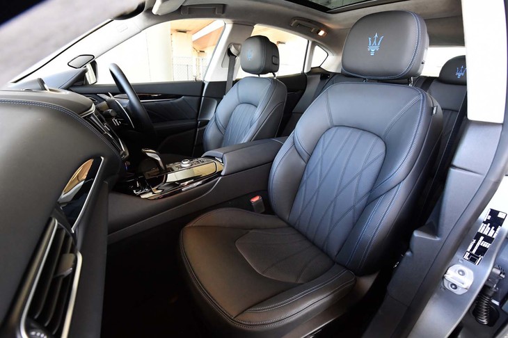 「ピエノフィオーレ ナチュラルレザー」（57万円のオプション）で仕立てられたシート。ヘッドレストに入れられたトライデントの刺しゅうもオプションで、価格は前後シート合わせて5万5000円。