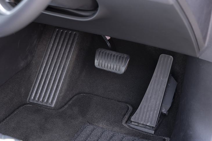 アクセルペダルはオルガン式を採用している。