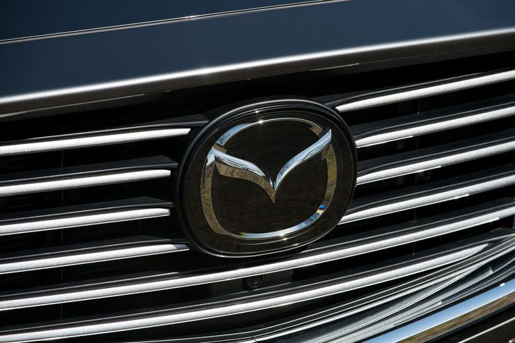 運転支援システムのセンサーが内蔵されたフロントエンブレム。今回の改良では、緊急自動ブレーキを夜間の歩行者も検知可能としたほか、360度ビューモニターを「25T Lパッケージ」「XD Lパッケージ」「XDプロアクティブ」グレードに標準装備するなど、各種装備の強化も図られている。