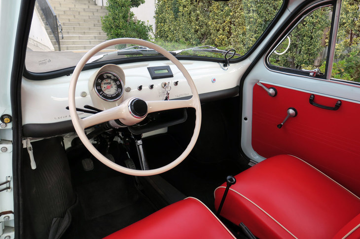 外観同様、インテリアも“ヌオーバ チンクエチェント”そのもの。リムの径が大きくて細い2スポークステアリングの操作感がたまらない。