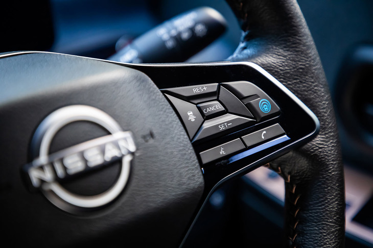 最上級グレードの「サクラG」には、高速道路単一車線での運転支援技術「プロパイロット」が標準で装備されている。本革巻きステアリングホイールは、4万4000円の有償オプションとなる「プレミアムインテリアパッケージ」に含まれるアイテム。