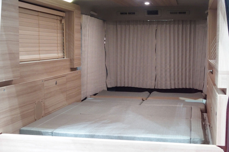 キャラバンMYROOMローンチエディション（後部の「マイルーム跳ね上げベッド」）