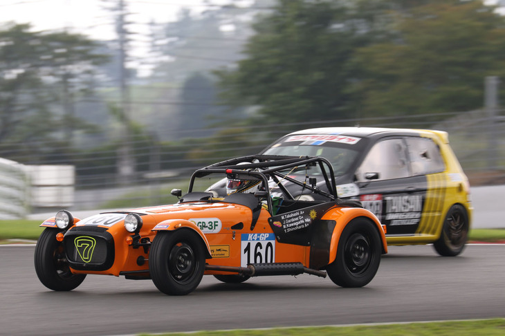 現行規格の過給機付きエンジン車によるGP-3-Fクラスで優勝した「ケータハム・セブン160」と、旧規格の自然吸気エンジンのMT車によるGP-2クラスで優勝した「タンサンほいてR」のバトル。後者は常識的なテールゲート付きに変更された2代目「ホンダ・トゥデイ」の後期型だが、4ドア／5ドア仕様も含めた2代目トゥデイは、自然吸気エンジンの軽ではピカイチの速さを誇るのだ。