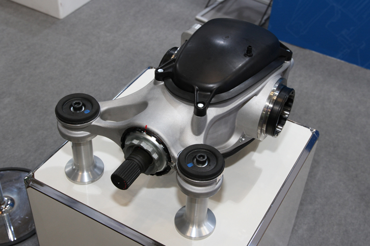 マクラーレンの量産スポーツカー用エンジンなども手がけているエンジニリアリング会社のリカルドが出展していた超軽量リアドライブユニット（ディファレンシャル）。特許の関係で中身は公開できないが、画期的な機構を採用しており、従来品と比べ25％の軽量化を達成しているという。