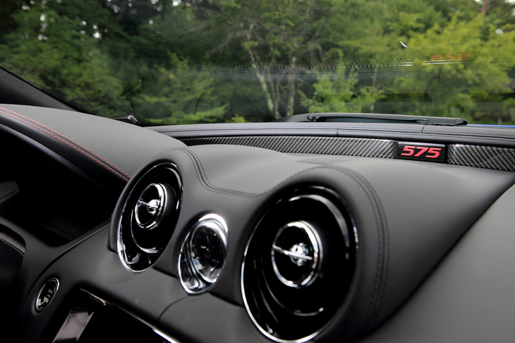 「575」のロゴが施されたダッシュボードの装飾パネルは、写真のカーボンファイバーとピアノブラックの、2種類のデザインから選択できる。