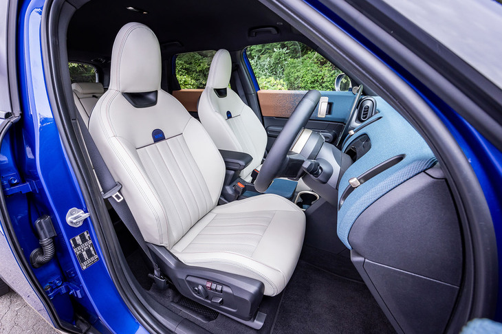 ヘッドレスト一体型となるフロントシートは「ベスキン」と呼ばれるリサイクル可能な人工皮革で仕立てられている。カラーは写真の「ベージュ」のほか、「ダークペトロール」「ビンテージブラウン」の3種類から選択できる。