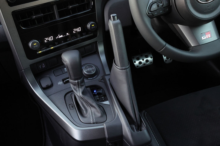 縦引き式のサイドブレーキは、専用デザインでリファインされたコンソールトレイとともにセットとなるアイテムで、オプション価格は13万2000円。