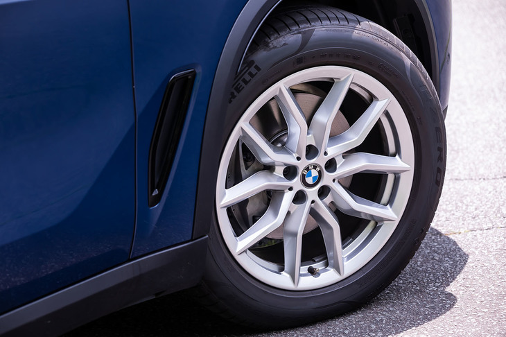 試乗車は標準装備の「19インチVスポークスタイリング734」と呼ばれる10本スポークホイールを装着。タイヤは265/50R19サイズの「ピレリPゼロ」が組み合わされていた。