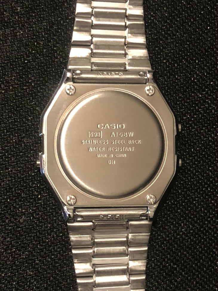 カシオの裏ぶたには四角で囲まれた3ケタの数字があって、メーカーのウェブサイトで入力すると該当する説明書が瞬時に参照できる。ファンには当たり前かもしれないが、他社のさまざまなプロダクトでも参考にしてほしいアイデア。