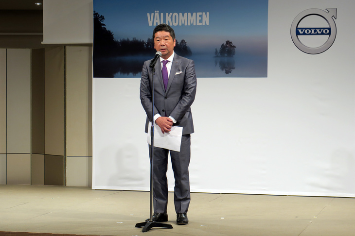 表彰式において、今回の大会の総評を語る木村社長。前回大会よりレベルが上がっていることはもちろん、おのおのの参加者が個性や強みを生かし、接客に臨んでいる点を高く評価していた。