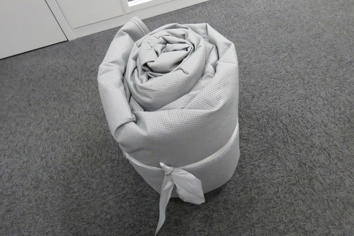 屋外保管の必需品である、カバーライトのボディーカバー。外出時は「グシャっ」とトランクに放り込んでたが、縫い目が弱いとのコトだったので、最近は左右を折り込み、丸めてしまうようにしている。そういえば購入時も、写真の通り海苔巻きみたいな形で送られてきていたっけ。